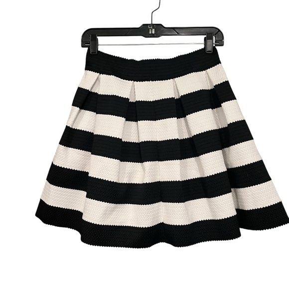 NWT, Express Black White Striped Structured Stretch Pouf Skater Mini Skirt, Sz S - Picture 4 of 14